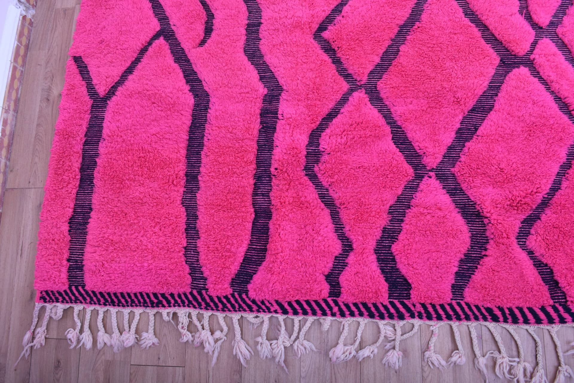 سجادة مغربية مصنوعة يدويًا من الصوف 7x10 - سجادة بوهو عصرية باللون الوردي الساخن/الفوشيا لغرفة المعيشة أو غرفة النوم - مريز - Image 4