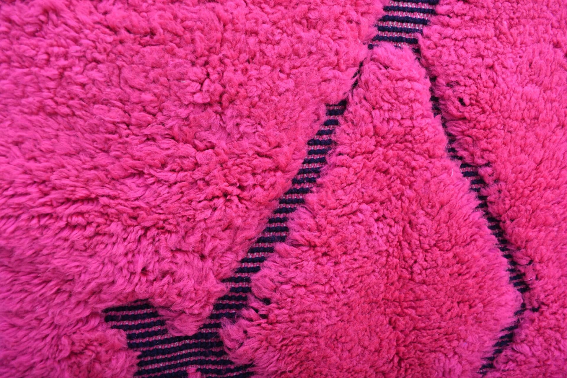 سجادة مغربية مصنوعة يدويًا من الصوف 7x10 - سجادة بوهو عصرية باللون الوردي الساخن/الفوشيا لغرفة المعيشة أو غرفة النوم - مريز - Image 9