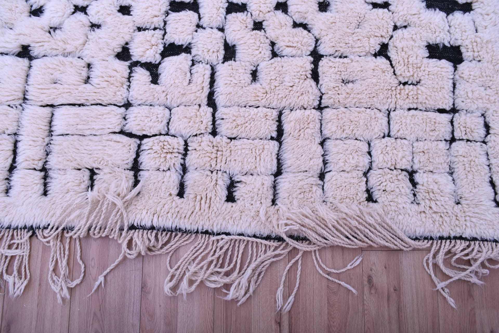 سجادة مغربية مصنوعة يدويًا من الصوف 6x8 - بيج وأسود بتصميم مينيماليست وبوهيمي لغرفة المعيشة وغرفة النوم - بني أورين - Image 5