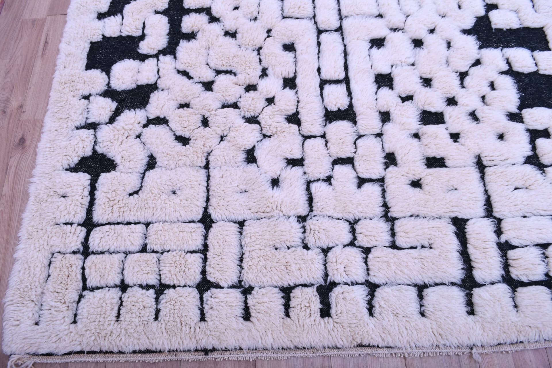 سجادة مغربية مصنوعة يدويًا من الصوف 6x8 - بيج وأسود بتصميم مينيماليست وبوهيمي لغرفة المعيشة وغرفة النوم - بني أورين - Image 6