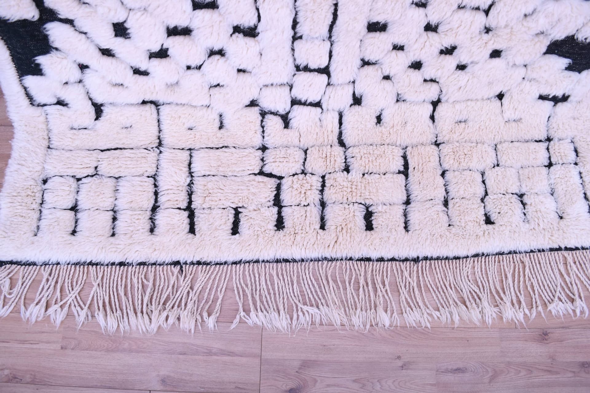 سجادة مغربية مصنوعة يدويًا من الصوف 6x8 - بيج وأسود بتصميم مينيماليست وبوهيمي لغرفة المعيشة وغرفة النوم - بني أورين - Image 11