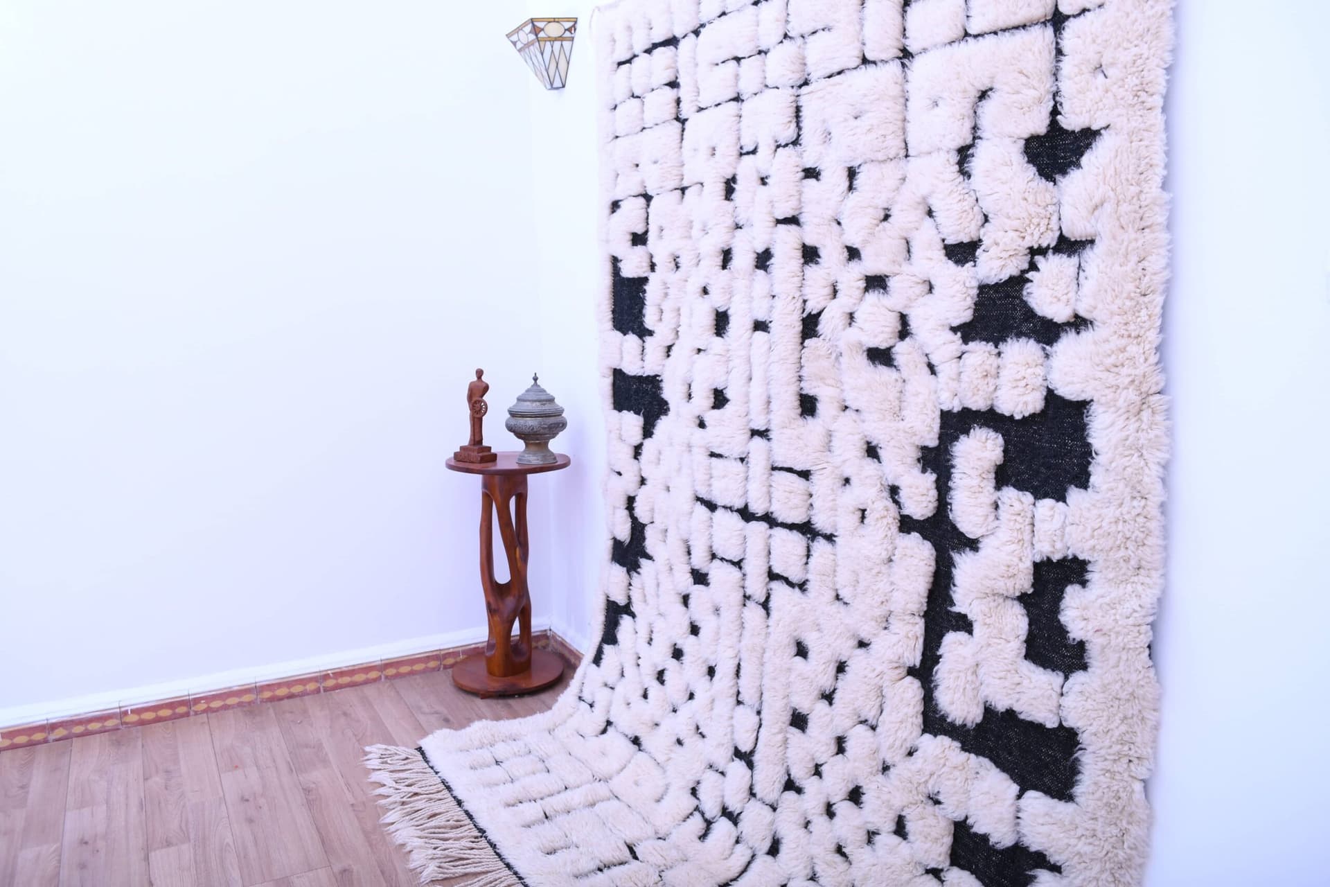 سجادة مغربية مصنوعة يدويًا من الصوف 6x8 - بيج وأسود بتصميم مينيماليست وبوهيمي لغرفة المعيشة وغرفة النوم - بني أورين - Image 3