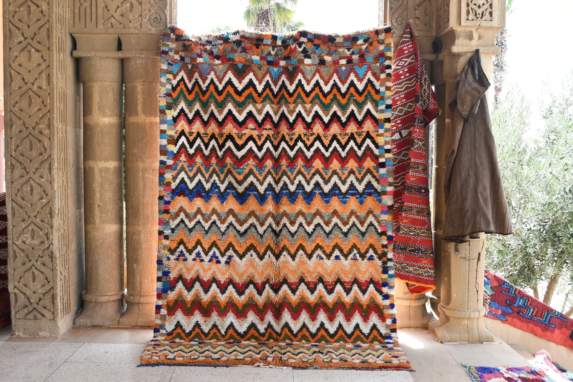 Tapis marocain Azilal 7x10 en laine noir ivoire multicolore pour salon - Image 2