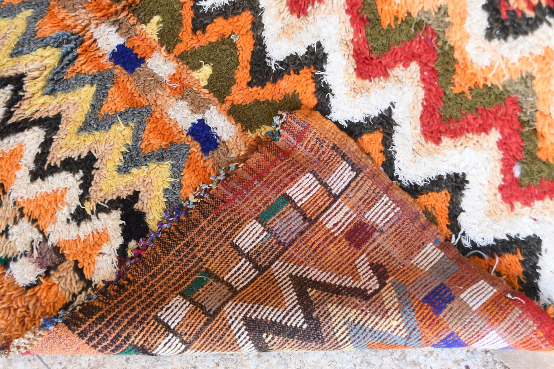 Tapis marocain Azilal 7x10 en laine noir ivoire multicolore pour salon - Image 11