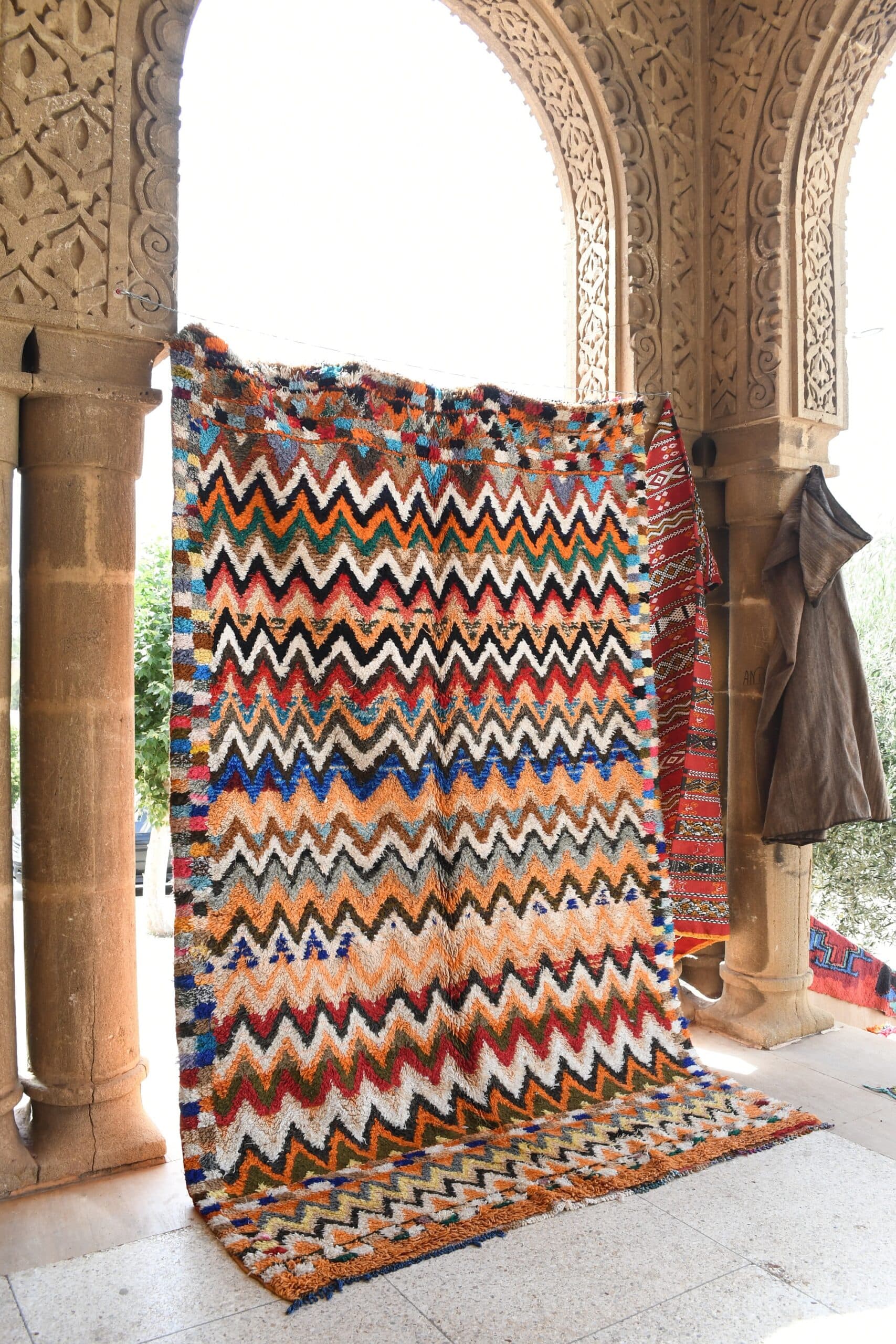 Tapis marocain Azilal 7x10 en laine noir ivoire multicolore pour salon - Image 3