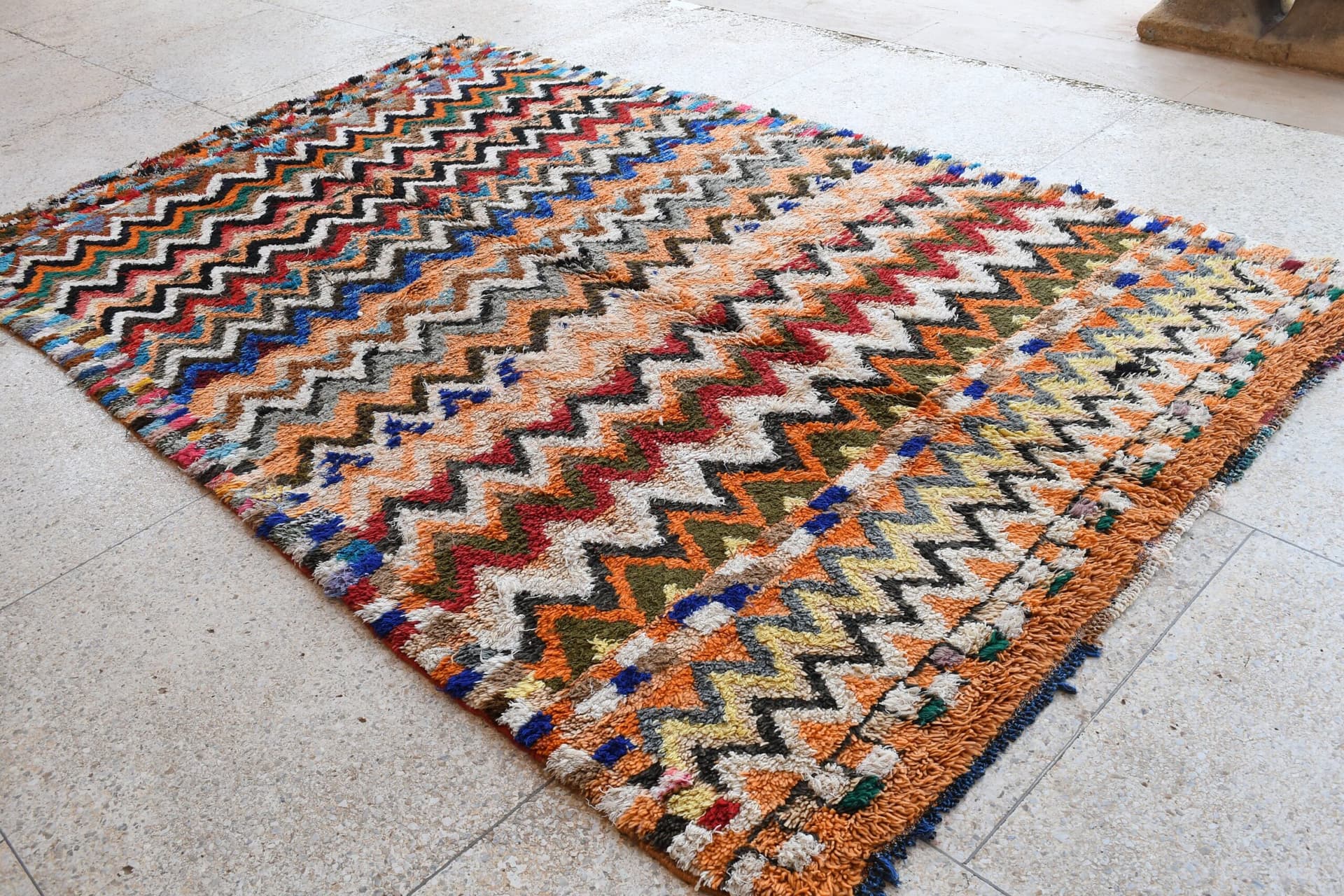 Tapis marocain Azilal 7x10 en laine noir ivoire multicolore pour salon - Image 4