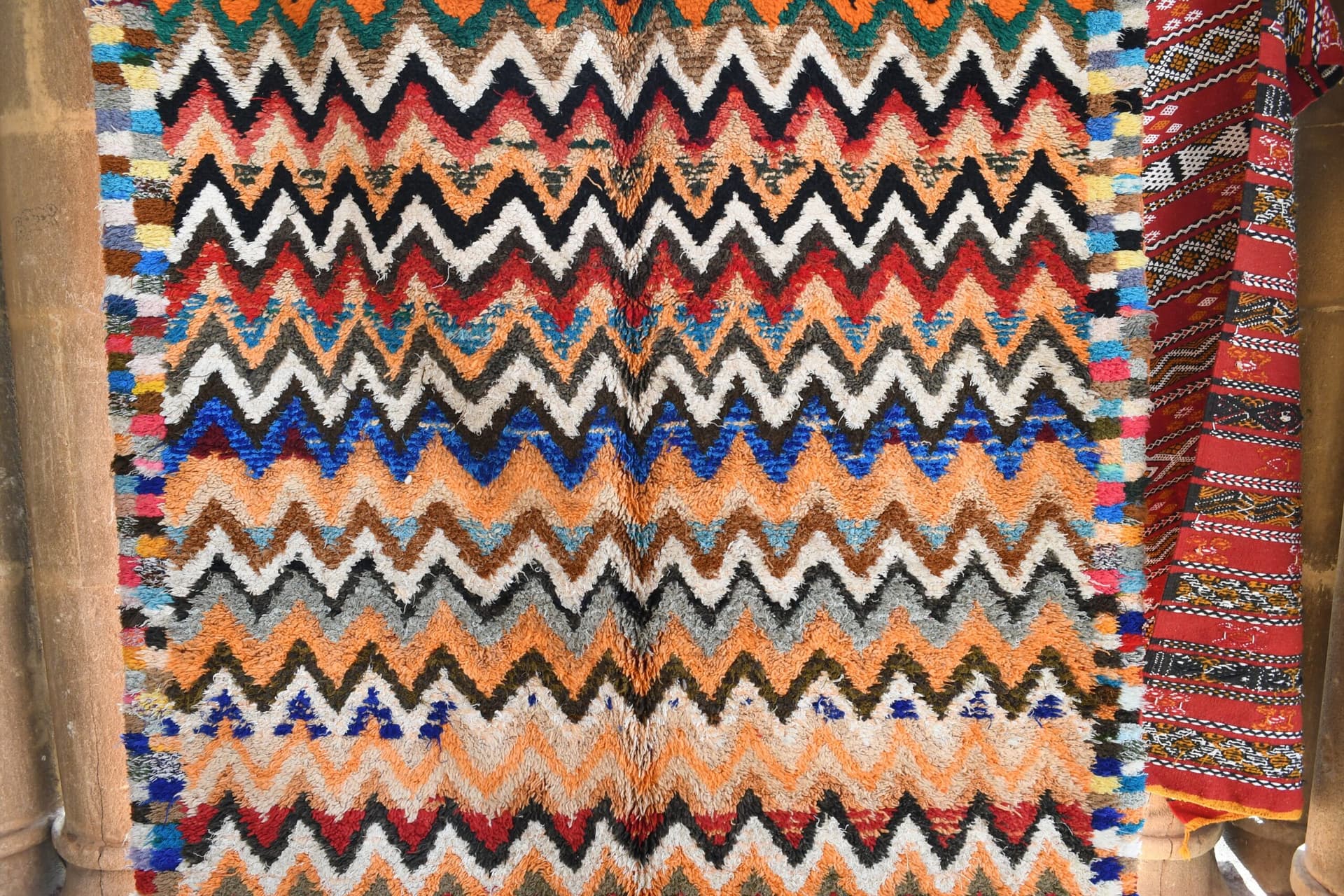 Tapis marocain Azilal 7x10 en laine noir ivoire multicolore pour salon - Image 5