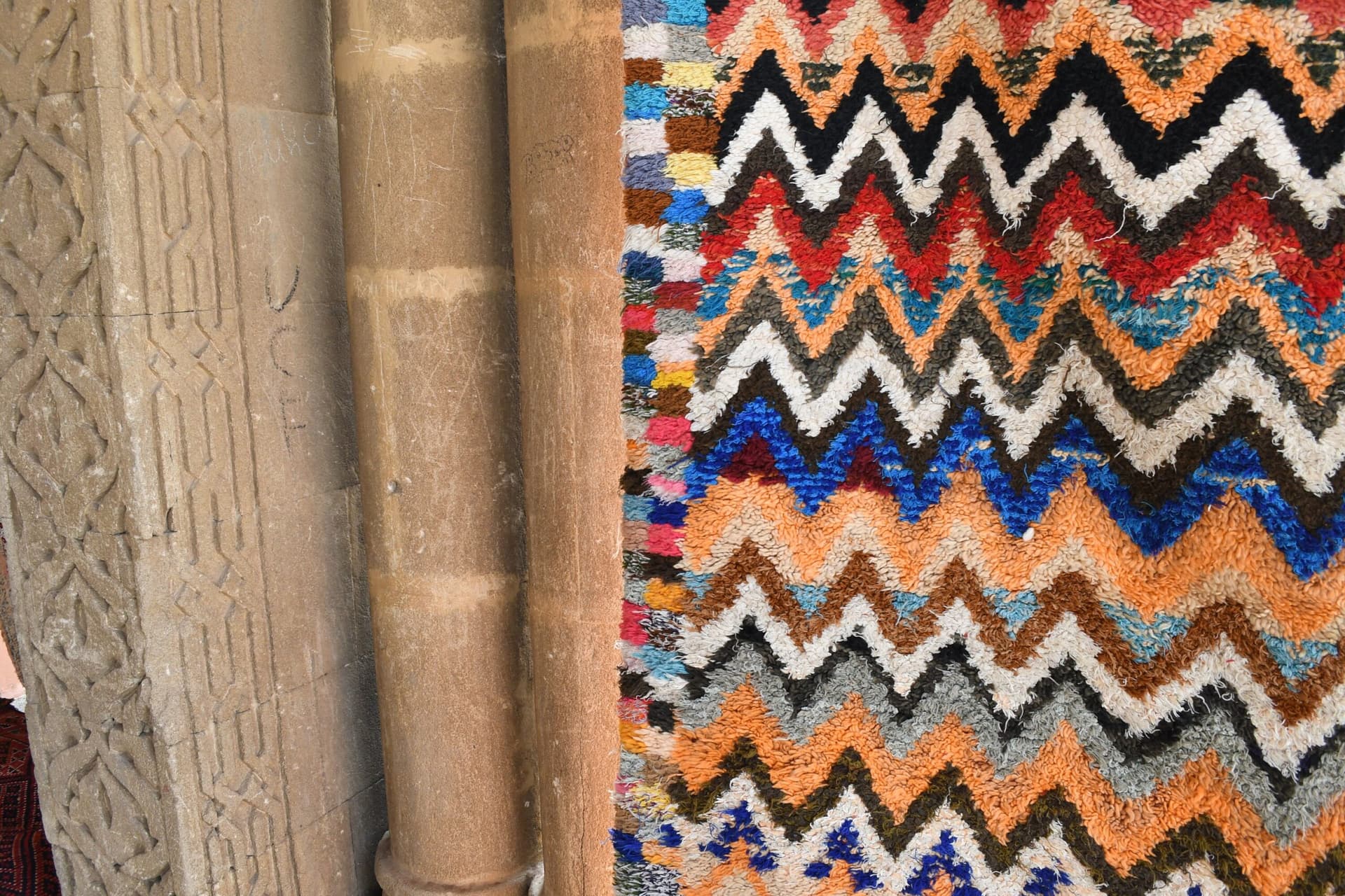 Tapis marocain Azilal 7x10 en laine noir ivoire multicolore pour salon - Image 6