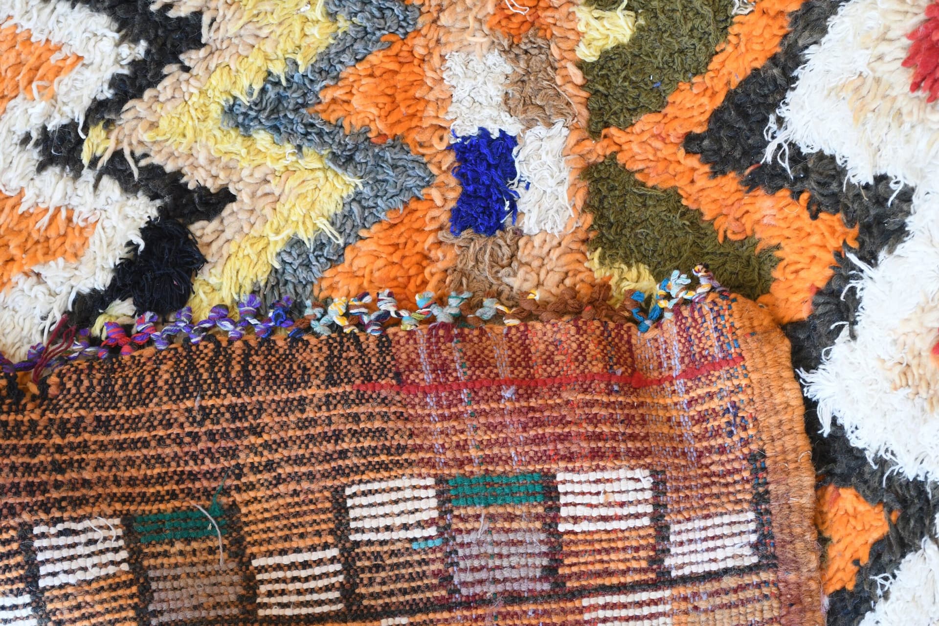 Tapis marocain Azilal 7x10 en laine noir ivoire multicolore pour salon - Image 7