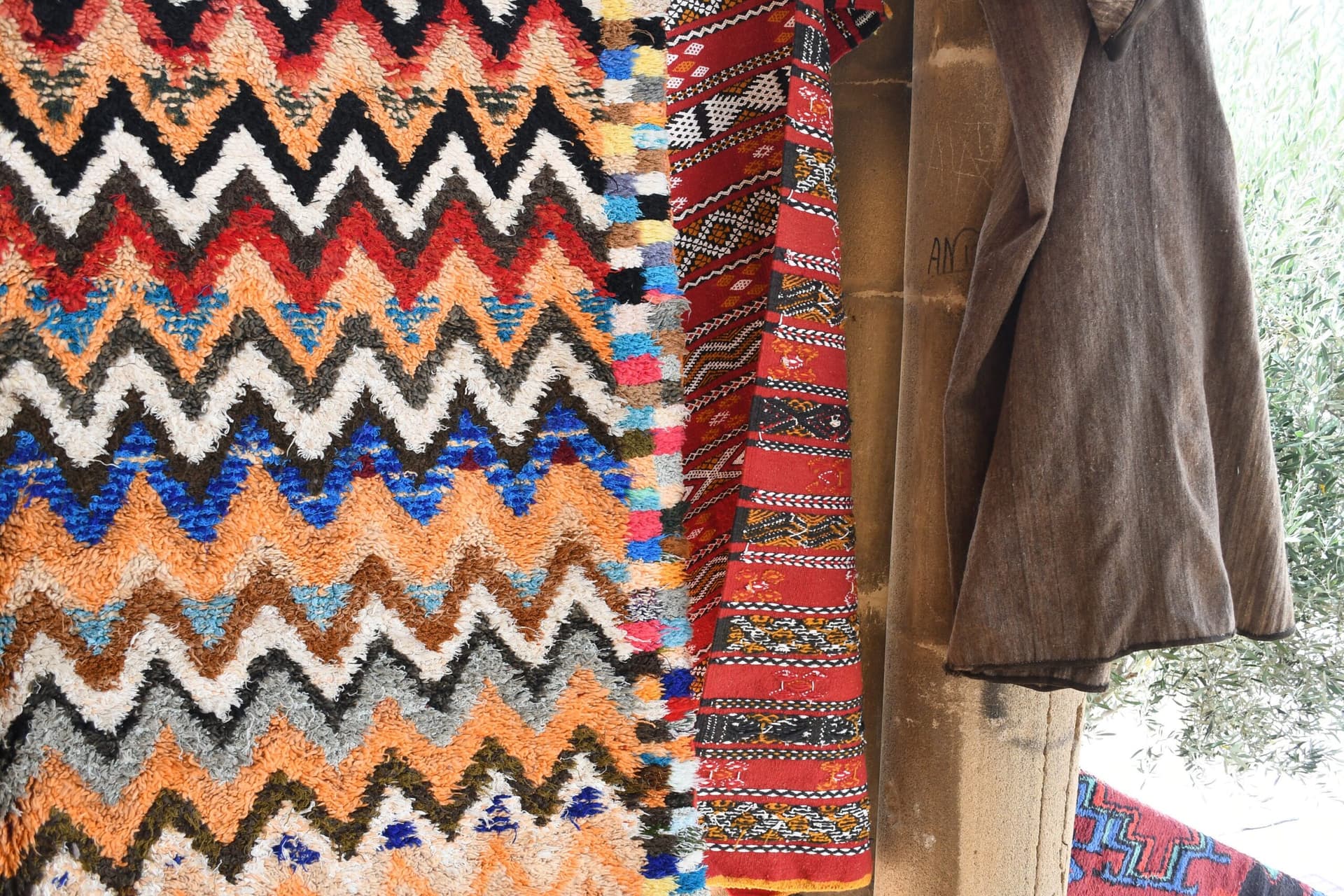 Tapis marocain Azilal 7x10 en laine noir ivoire multicolore pour salon - Image 8