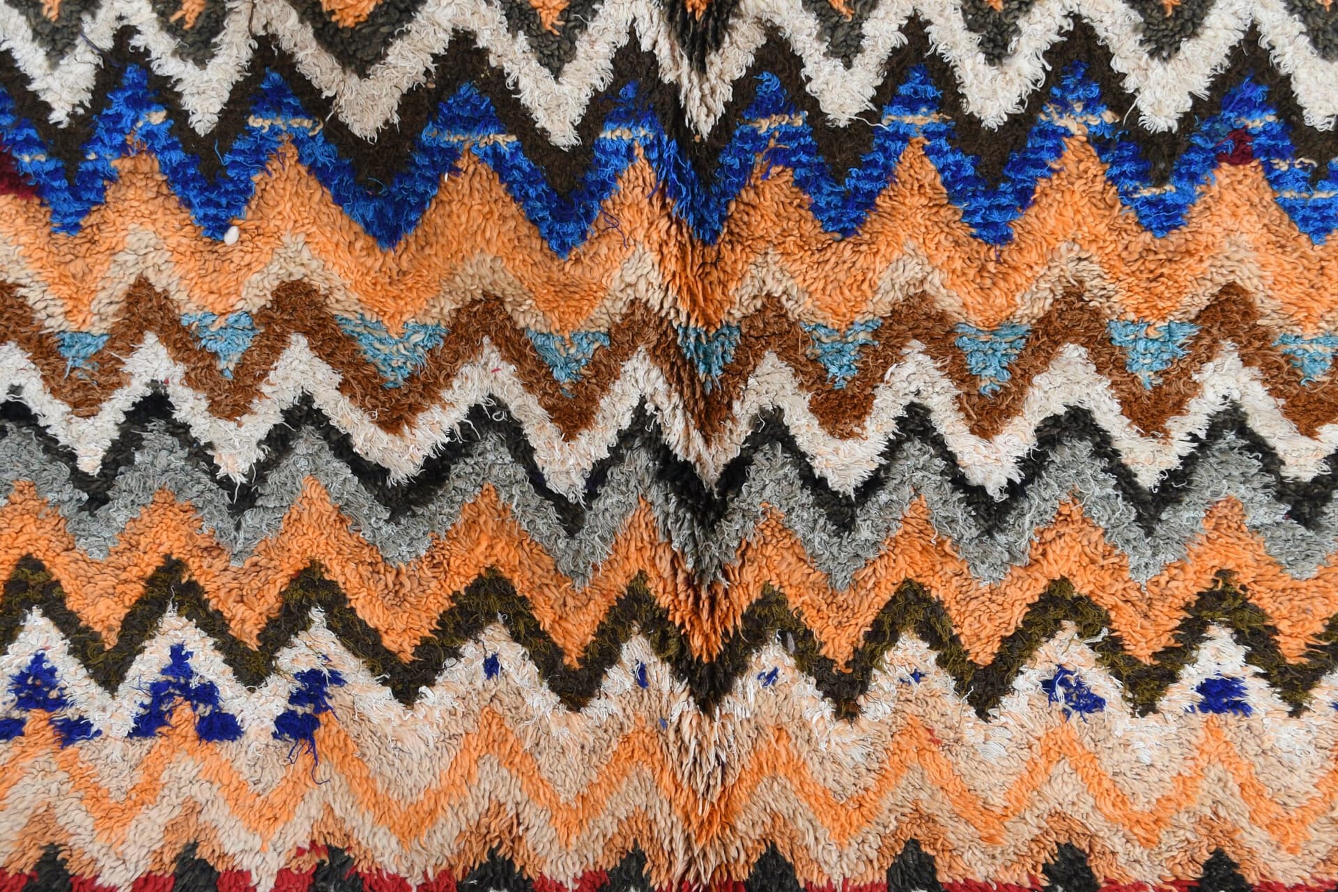 Tapis marocain Azilal 7x10 en laine noir ivoire multicolore pour salon - Image 9