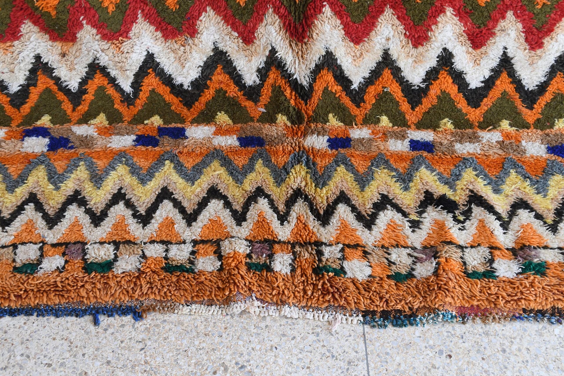 Tapis marocain Azilal 7x10 en laine noir ivoire multicolore pour salon - Image 10