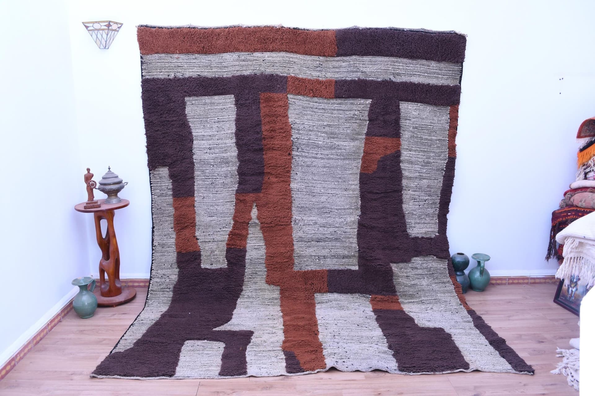 سجادة مغربية مصنوعة يدويًا من الصوف 7x10 - بني محايد وحديثة لمنطقة المعيشة أو غرفة النوم - أصيلة من نوع Mrirt Berber - Image 2