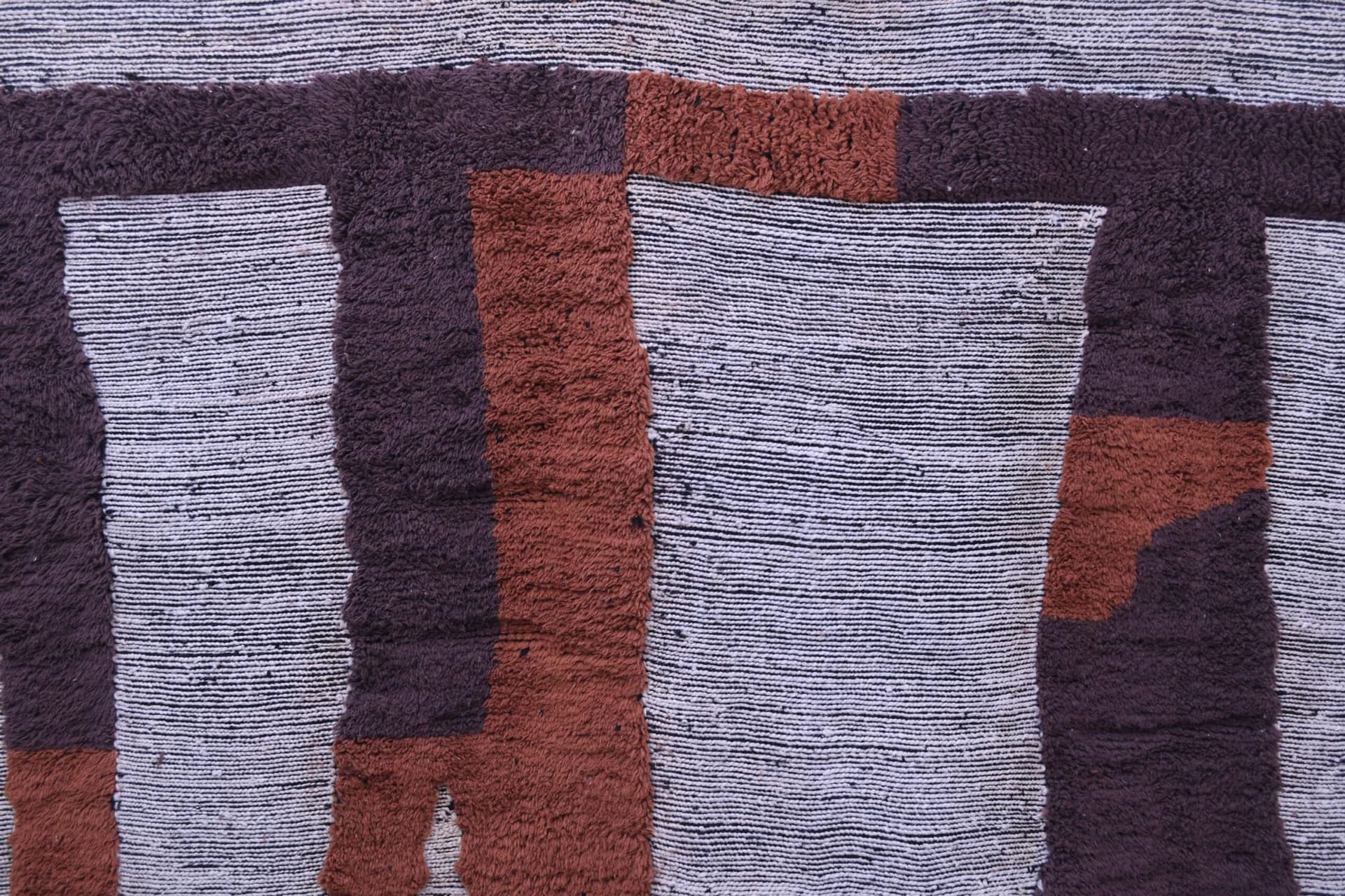 سجادة مغربية مصنوعة يدويًا من الصوف 7x10 - بني محايد وحديثة لمنطقة المعيشة أو غرفة النوم - أصيلة من نوع Mrirt Berber - Image 3