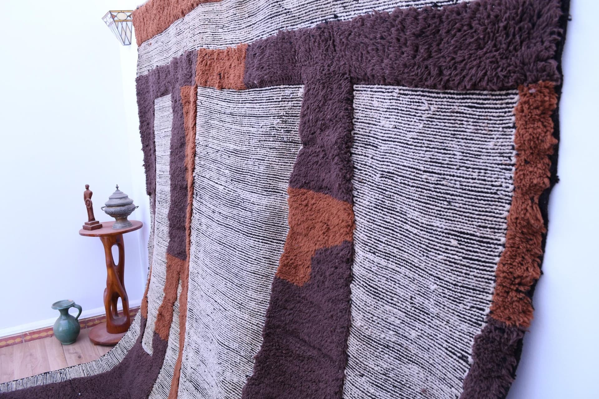 سجادة مغربية مصنوعة يدويًا من الصوف 7x10 - بني محايد وحديثة لمنطقة المعيشة أو غرفة النوم - أصيلة من نوع Mrirt Berber - Image 4