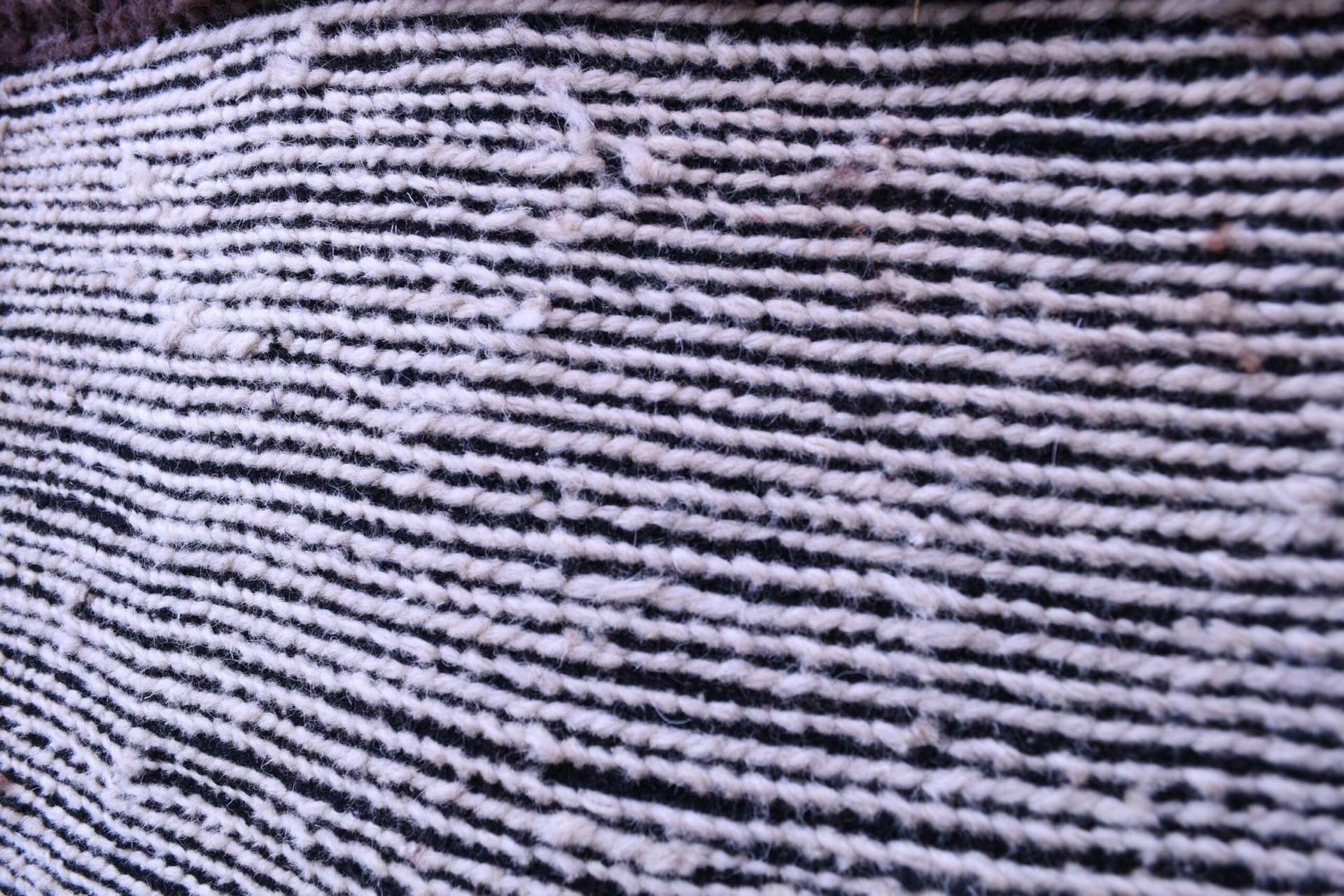 سجادة مغربية مصنوعة يدويًا من الصوف 7x10 - بني محايد وحديثة لمنطقة المعيشة أو غرفة النوم - أصيلة من نوع Mrirt Berber - Image 5