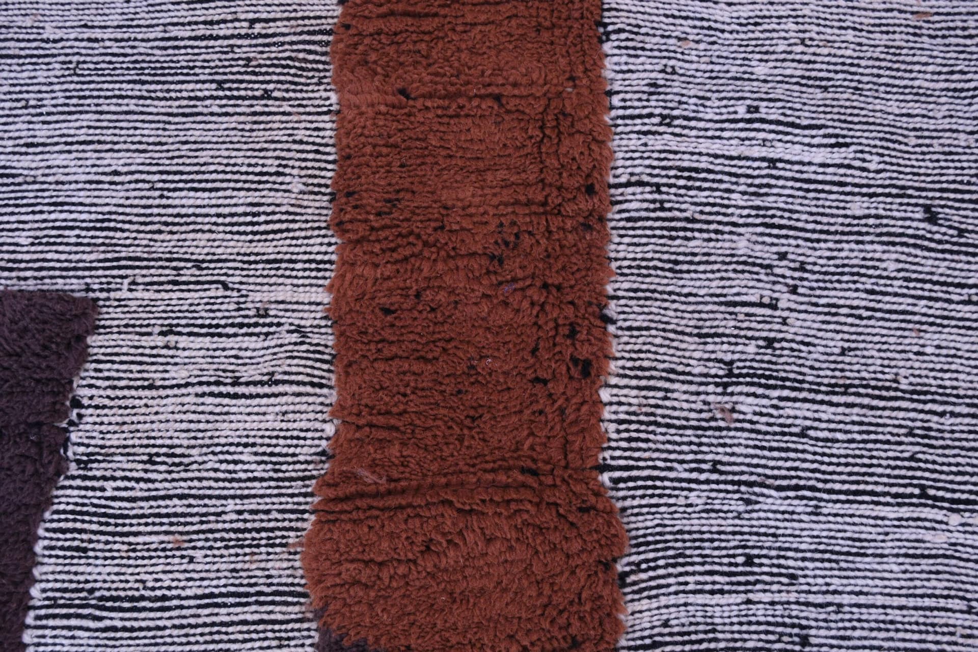 سجادة مغربية مصنوعة يدويًا من الصوف 7x10 - بني محايد وحديثة لمنطقة المعيشة أو غرفة النوم - أصيلة من نوع Mrirt Berber - Image 7