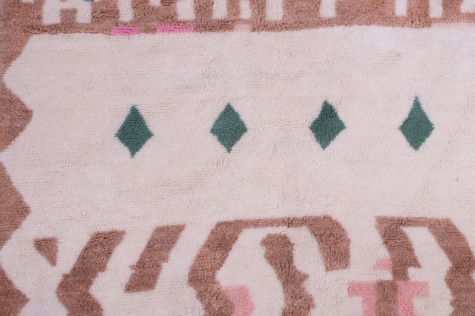سجادة مغربية مريرت 4x6 من الصوف كريمي أبيض بني أخضر وردي لغرفة المعيشة بوهيمية - Image 3