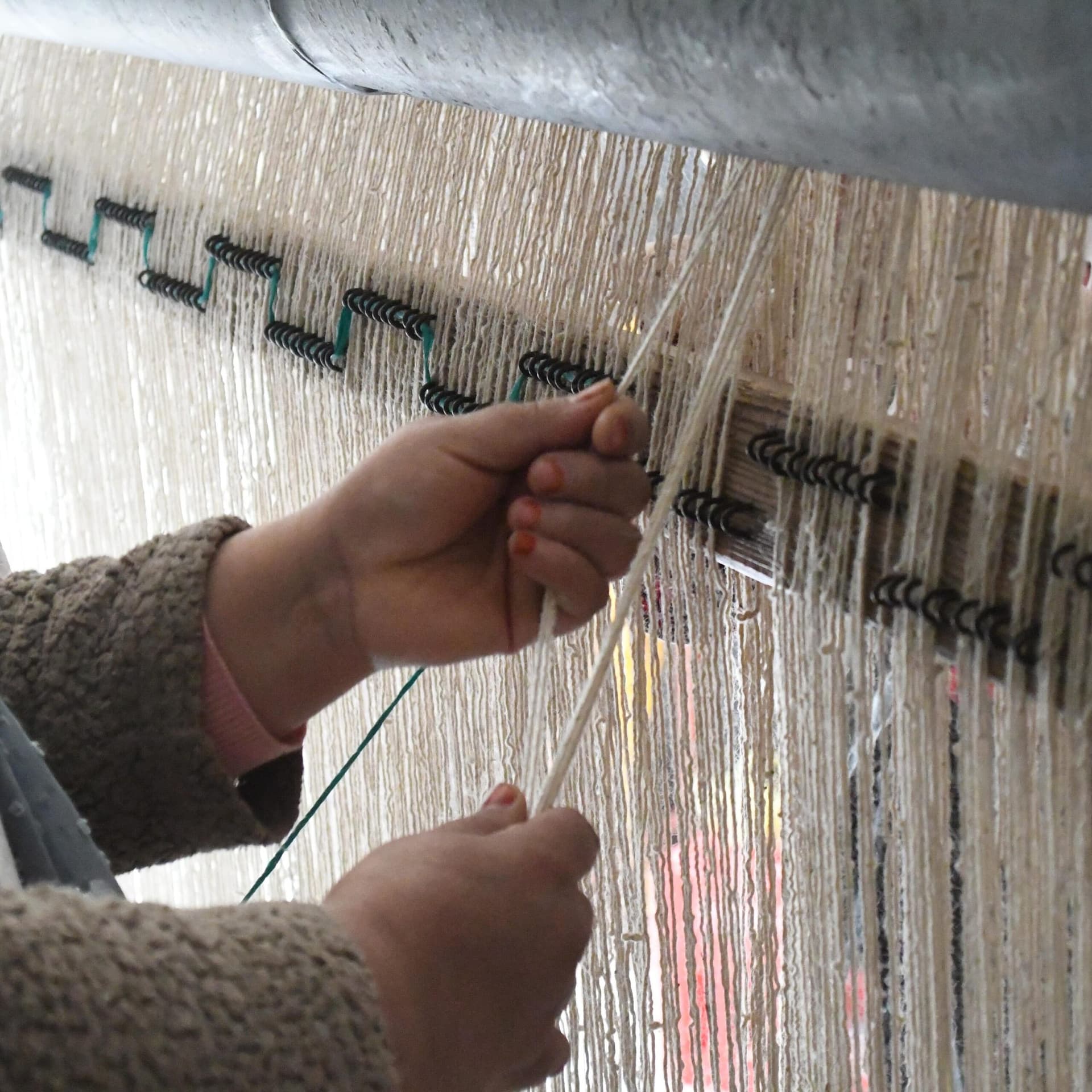 سجادة مغربية بني أورين 5x7 صوف أسود عاجي تجريدية بوهيمية لغرفة المعيشة - Image 3