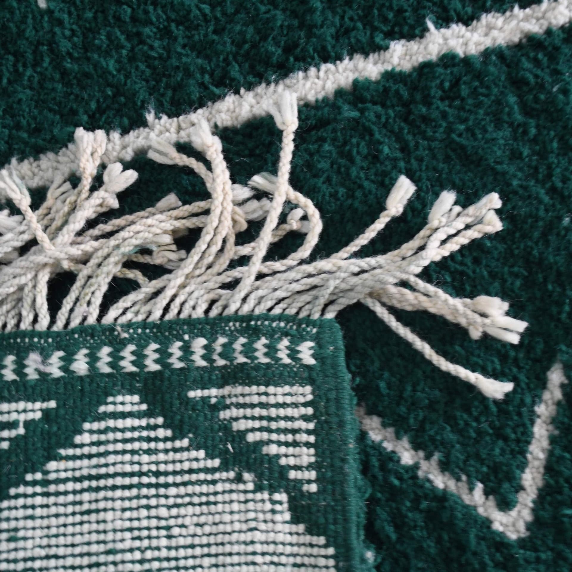 سجادة مغربية مريرت 5x8 من الصوف أخضر زمردي وكريمي أبيض لغرفة المعيشة - Image 3