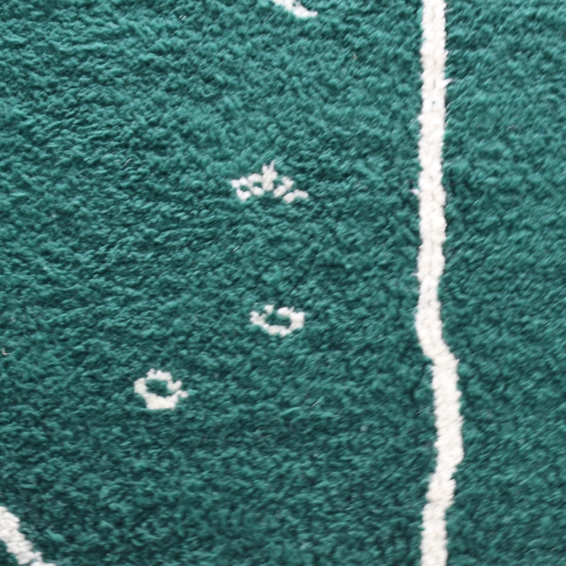 سجادة مغربية مريرت 5x8 من الصوف أخضر زمردي وكريمي أبيض لغرفة المعيشة - Image 4