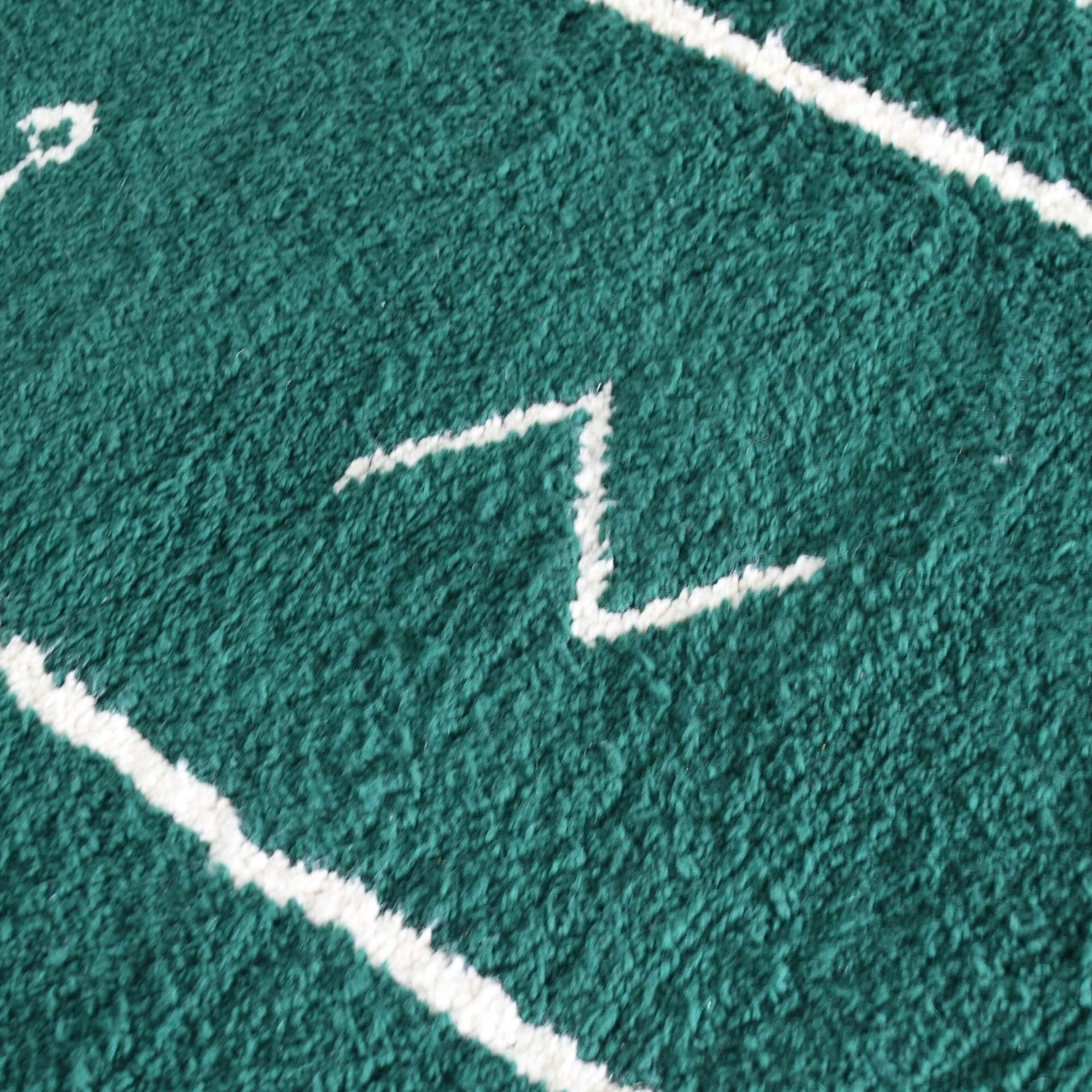 سجادة مغربية مريرت 5x8 من الصوف أخضر زمردي وكريمي أبيض لغرفة المعيشة - Image 5