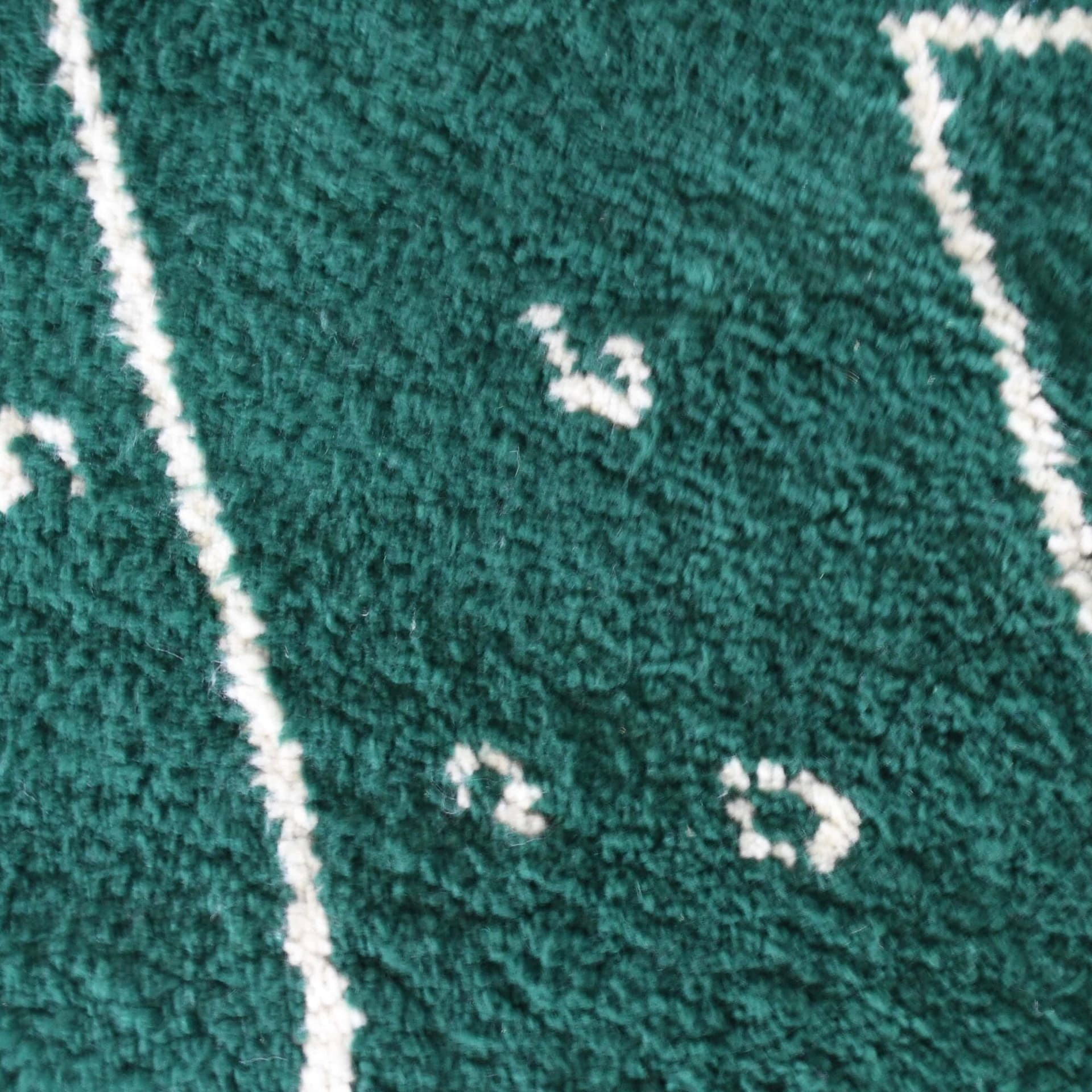 سجادة مغربية مريرت 5x8 من الصوف أخضر زمردي وكريمي أبيض لغرفة المعيشة - Image 6