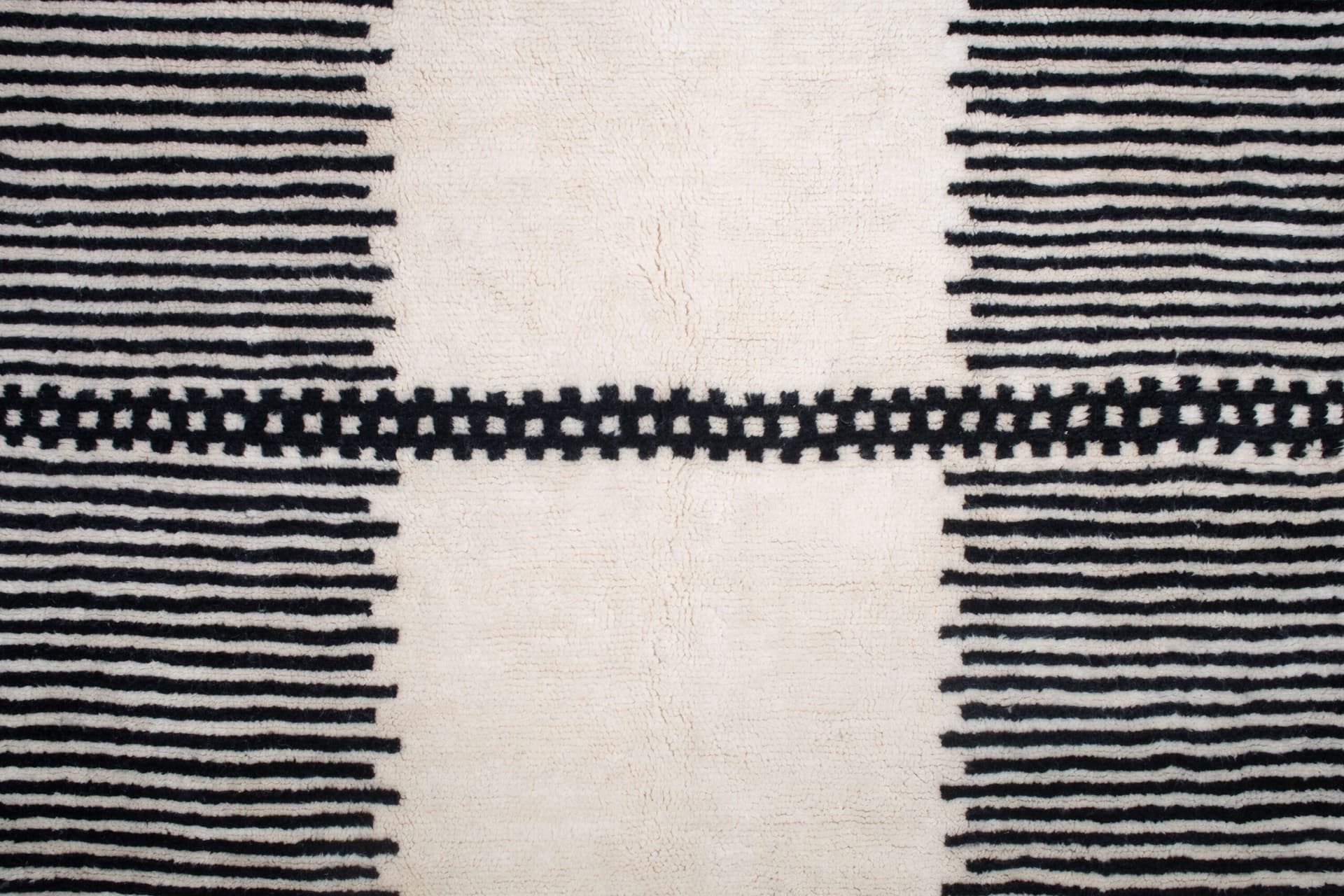 Tapis marocain Beni Ourain 5x7 en laine noir et ivoire pour salon minimaliste - Image 3