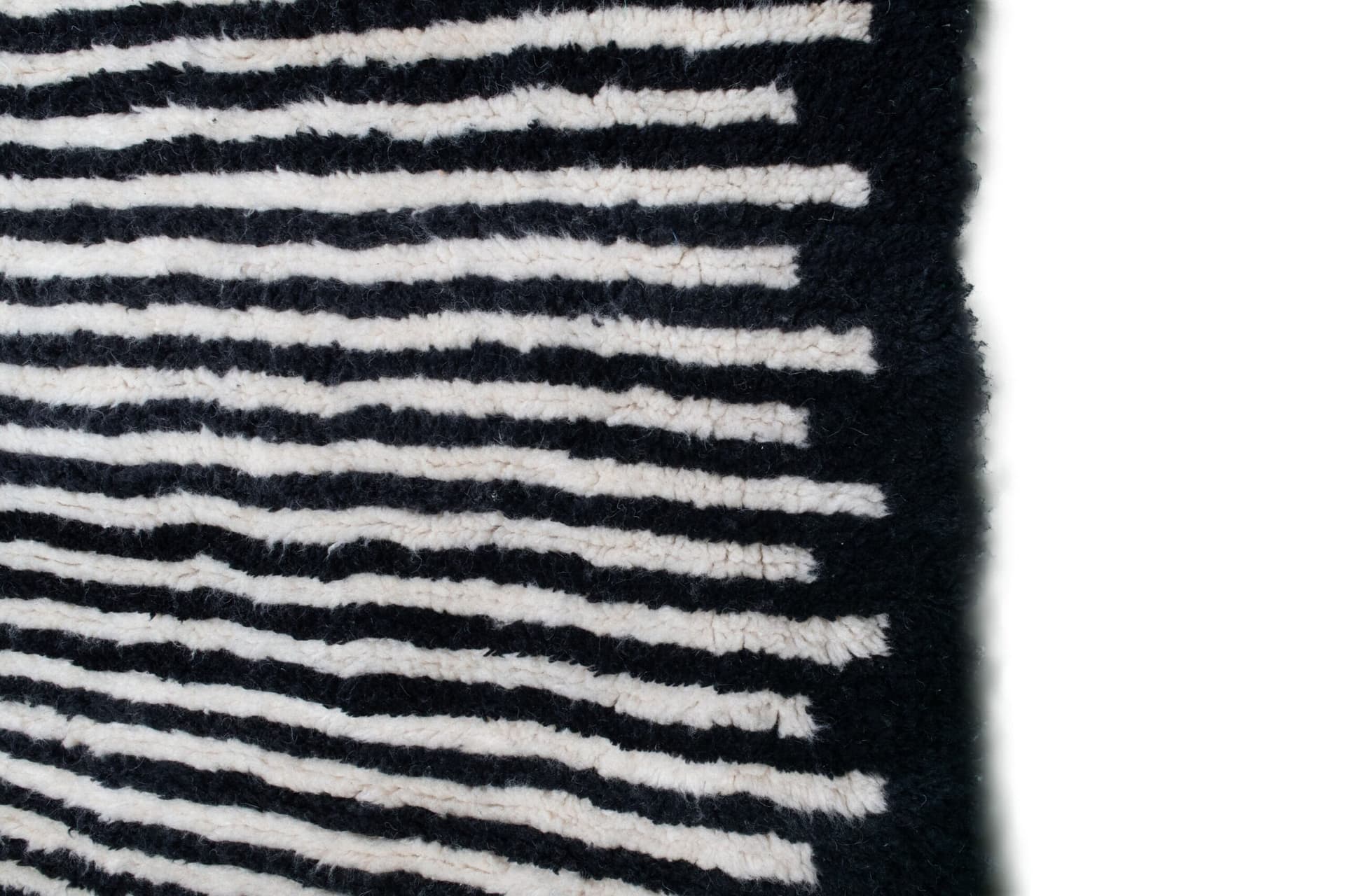 Tapis marocain Beni Ourain 5x7 en laine noir et ivoire pour salon minimaliste - Image 5