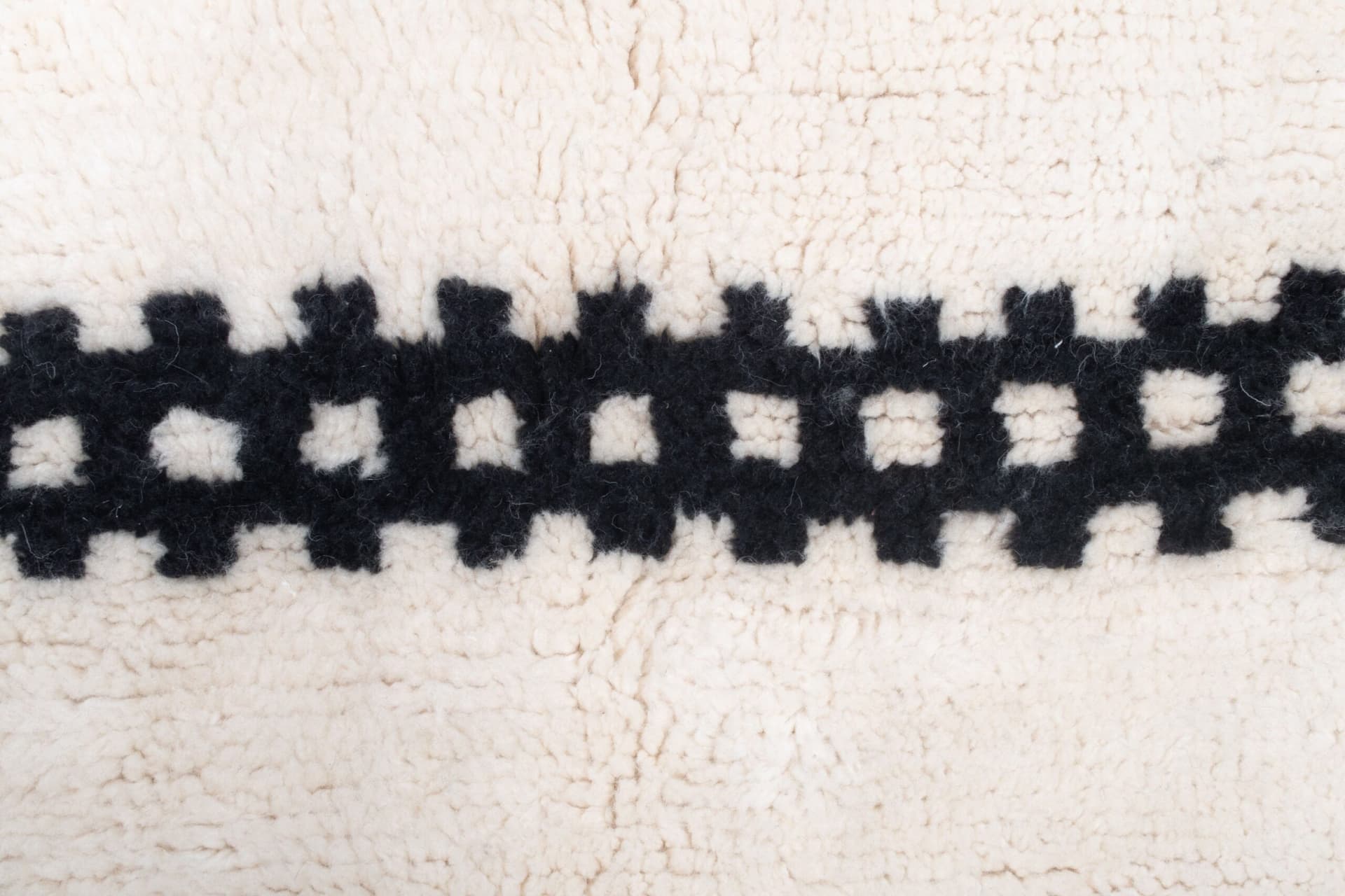 Tapis marocain Beni Ourain 5x7 en laine noir et ivoire pour salon minimaliste - Image 6