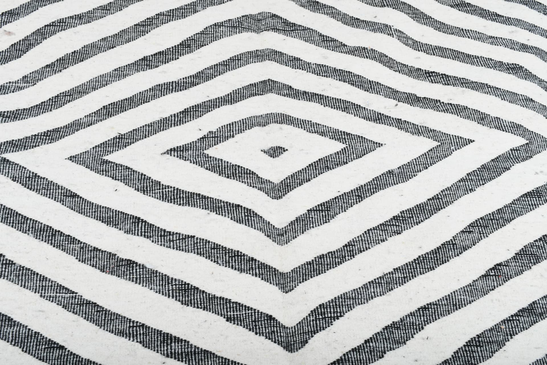 Ivory X-Diamond Kilim Rug